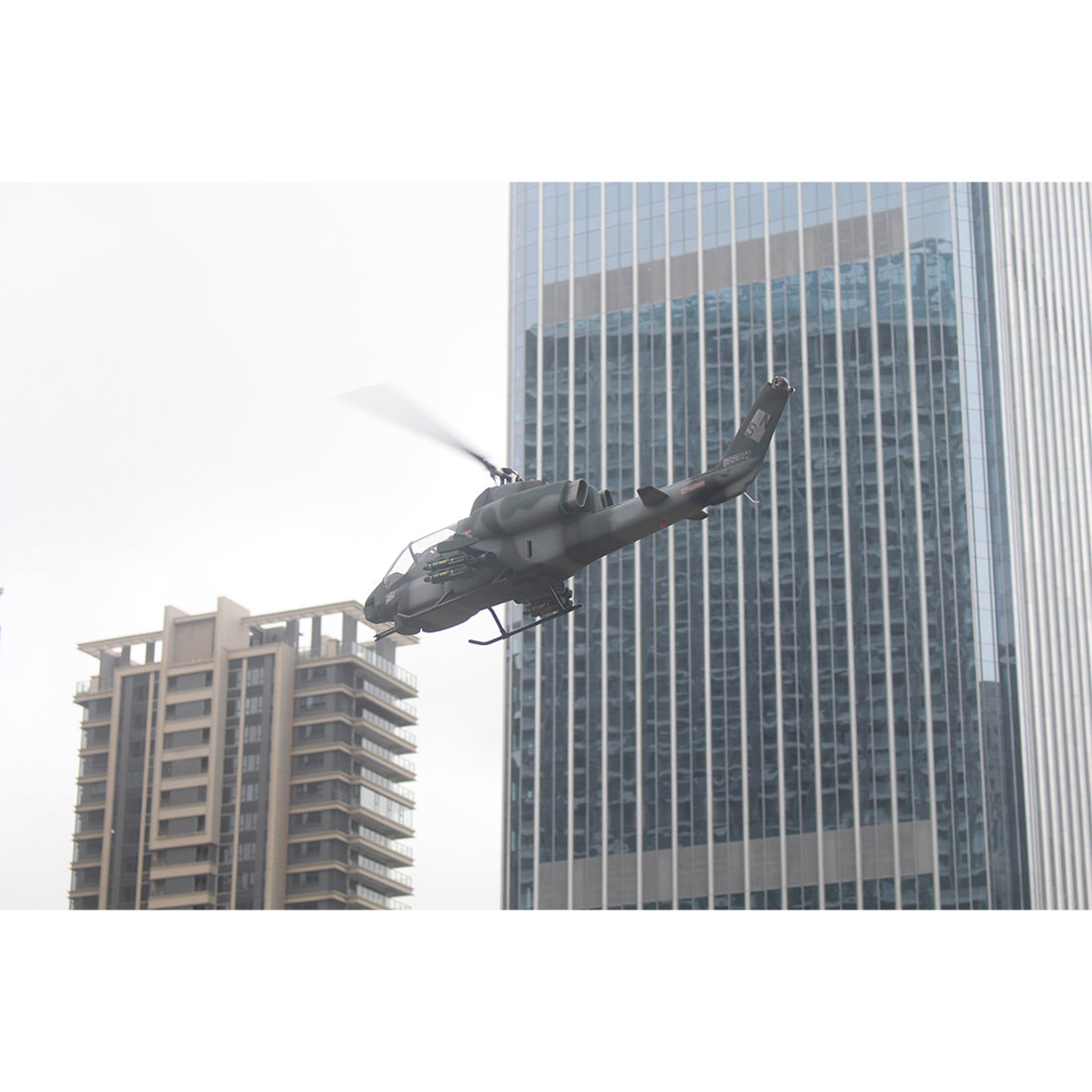FL500 AH-1 500-Class 2.4G 6CH Scale RC Helicopter Model